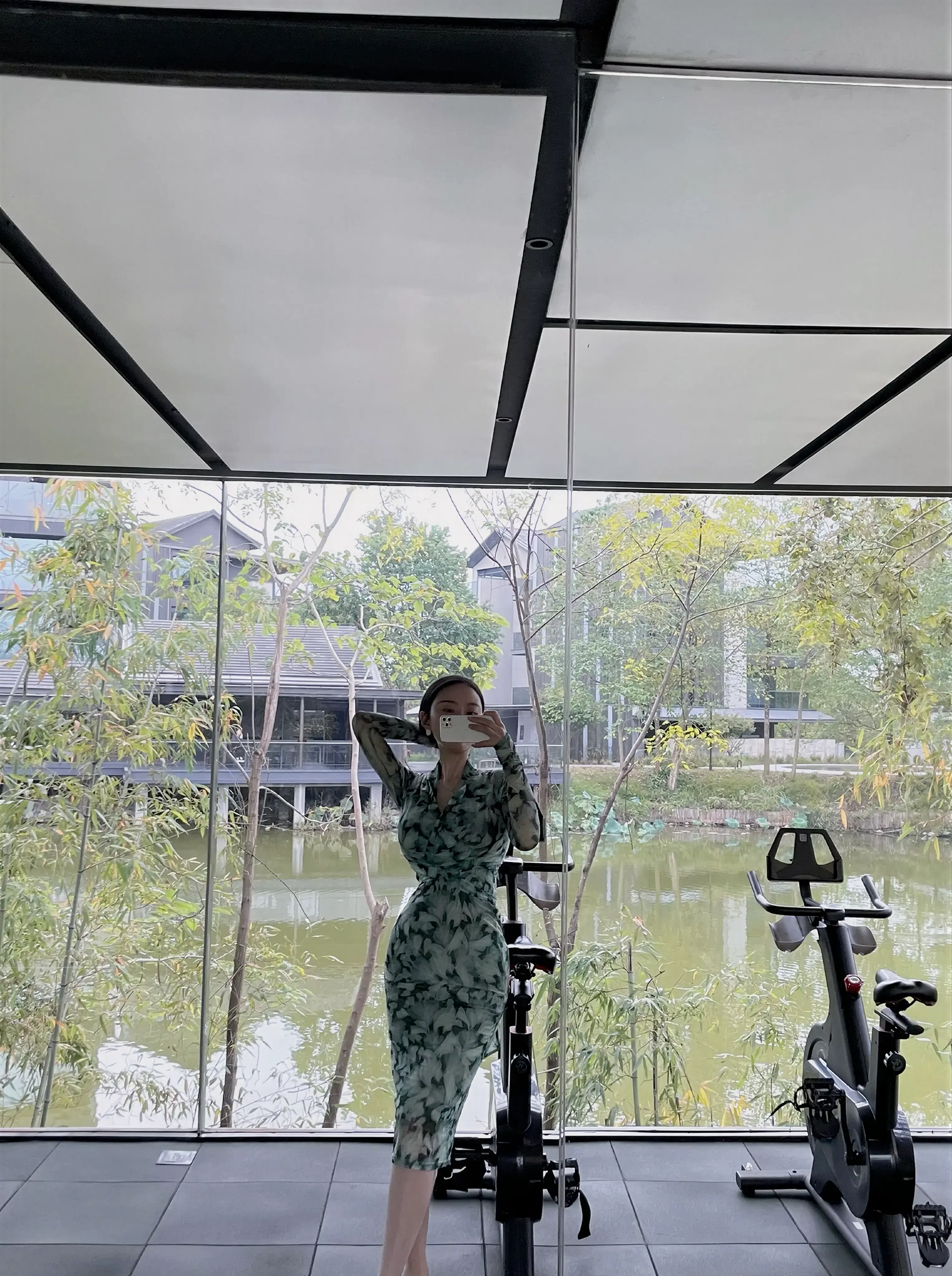 左公子 –  紧身连体长裙 6P